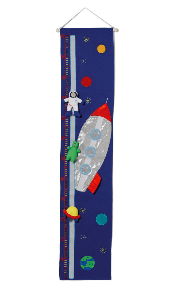 El medidor de altura ideal para la habitacion de tu peque por su divertido y colorido diseño en forma de cohete del espacio con planetas, estrellas y figuras que se pueden enganchar y desenganchar de un astronauta, nave espacial e incluso un simpatico extraterrestre.